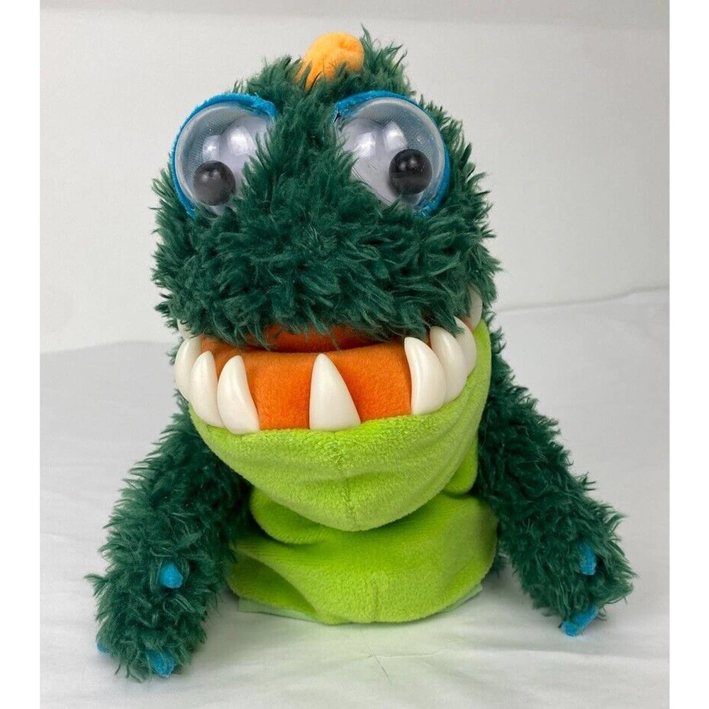 Puppettos Goofy Big Eyed Green Monster Plush Hand Puppet 2004 Toothy 10" Tall